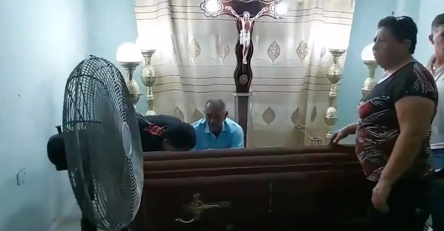 امرأة تخرج من النعش بعد موتها!