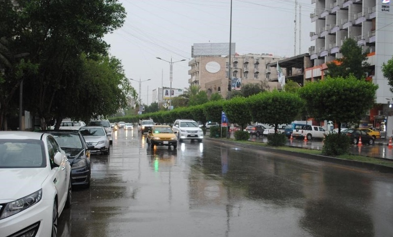 متنبئ جوي يتوقع هطول أمطار خفيفة في هذه المناطق