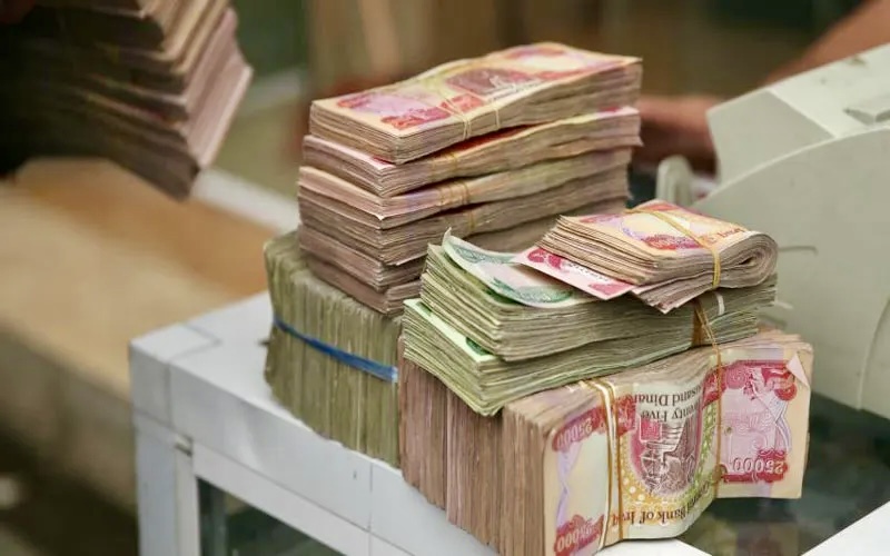 تأخّر رواتب الموظفين.. لجنة برلمانية ترجّح حل المشكلة خلال أسبوع