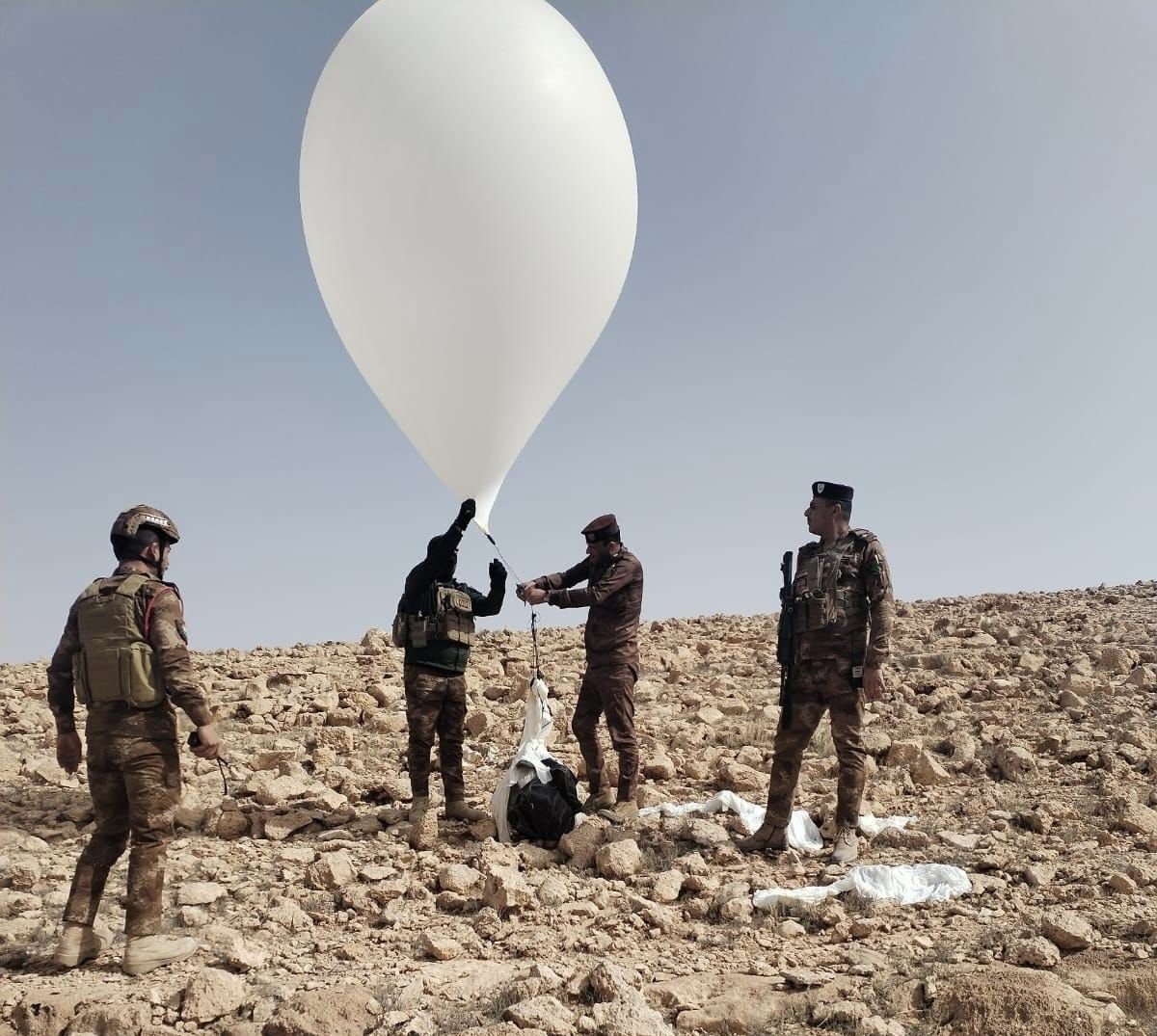 إحباط تهريب 311 ألف حبّة مخدّرة بالبالونات في الأنبار