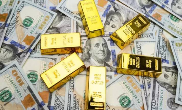 الذهب يتراجع مع صعود الدولار وعوائد السندات الأمريكية