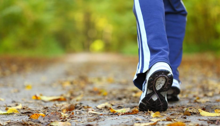 طبيب ينصح بالمشي بعد العشاء.. هذه فوائده